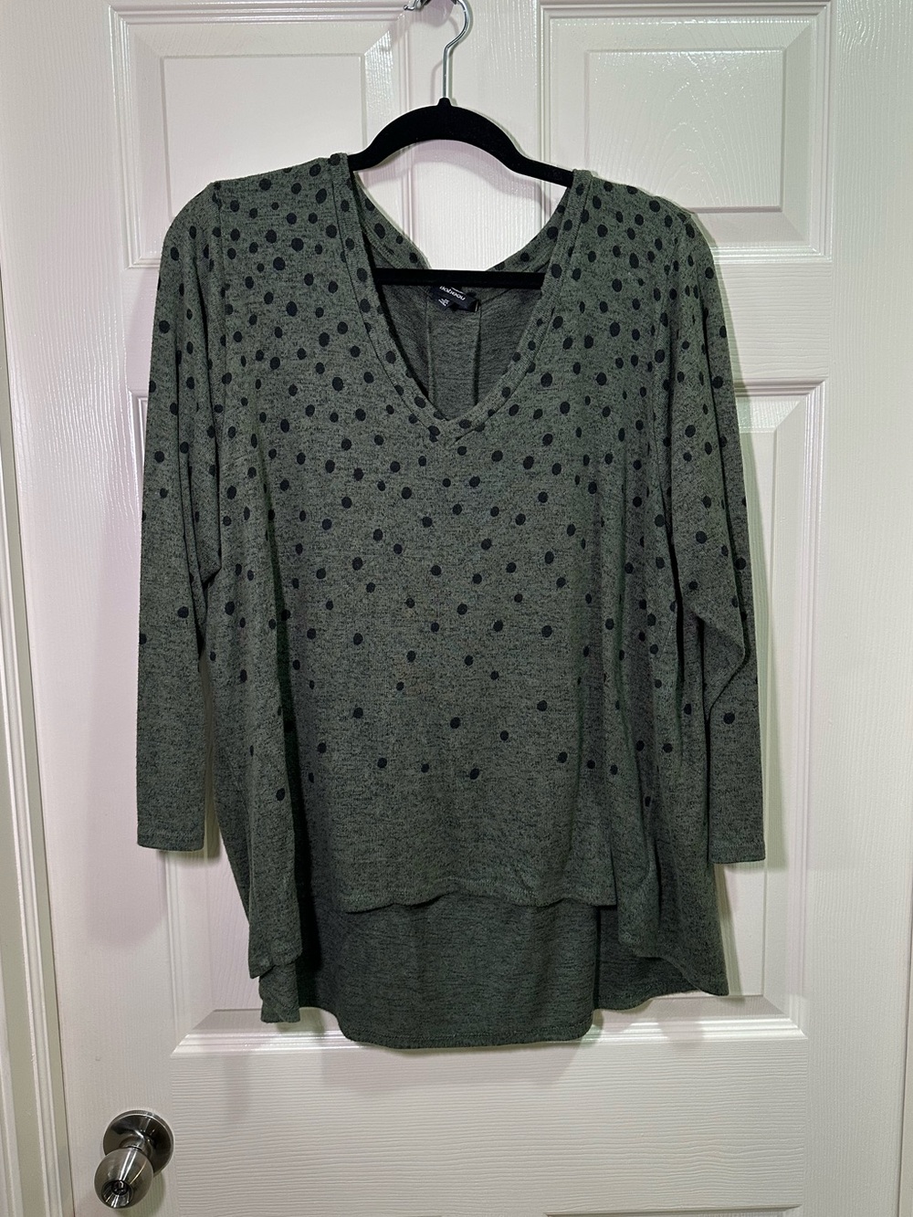 Bobeau V-Neck Long Sleeve Shirt Top Size 1X Green Polka Dot Knit Hi Low
